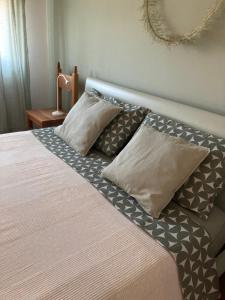Un dormitorio con una cama con almohadas. en Casa di kikka en Bassano del Grappa