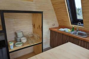 une petite cuisine avec un évier et un comptoir dans l'établissement OUTSCAPE l Cabaña Familiar en mejor sector de Cerro Castillo, à Villa Cerro Castillo 37 autres photos