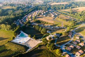- une vue aérienne sur un parc avec un lac dans l'établissement Domaine Mélusine - à 2km du Puy duFou !, aux Épesses