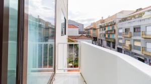 balcón con vistas a la ciudad en Fabulous Boavista Apartment by Unique Hosts en Oporto