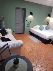 Ein Bett oder Betten in einem Zimmer der Unterkunft chambres et gites d'étretat