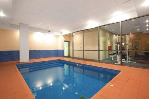 una gran piscina en un edificio en 'Flinders Lane Flair' Compact City-centre Comforts, en Melbourne