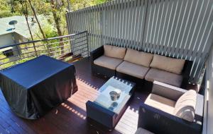 een patio met een bank en een tafel op een terras bij Fraser Island - Holiday Heaven in Fraser Island