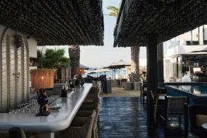 Um restaurante ou outro lugar para comer em Myconian O, a Member of Design Hotels