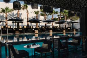 A piscina localizada em Myconian O, a Member of Design Hotels ou nos arredores