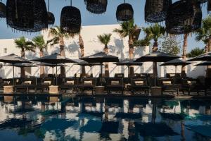 A piscina localizada em Myconian O, a Member of Design Hotels ou nos arredores