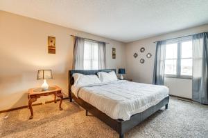Un pat sau paturi într-o cameră la Savoy Apartment about 4 Mi to University of Illinois!