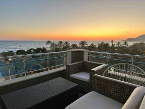 阿拉尼亞的住宿－Cleopatra Beach l Truly Unique Sea View，日落时分享有海洋美景的阳台
