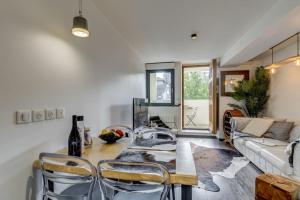 ein Wohnzimmer mit einem Tisch und einem Sofa in der Unterkunft Le Pura Vida, Hyper centre Terrasse + Parking in Annecy