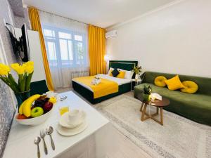Postel nebo postele na pokoji v ubytování 396I2 Sunny Green Apartment Sholpan city + 20 fotografií