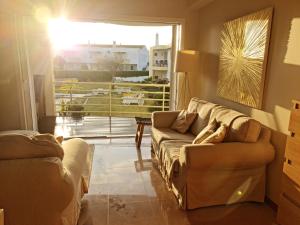 ein Wohnzimmer mit 2 Sofas und einem großen Fenster in der Unterkunft Dream House in Albufeira