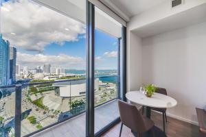 um quarto com uma mesa e vista para a cidade em Luxury Studio with Bay View Near to Bayfront Park em Miami