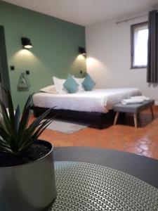 Ein Bett oder Betten in einem Zimmer der Unterkunft chambres et gites d'étretat