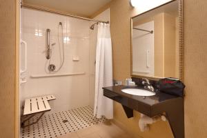 y baño con lavabo y ducha. en Fairfield Inn & Suites Boise Nampa, en Nampa