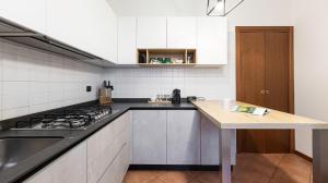 uma cozinha com um fogão e uma bancada em Italianway - Villa Donatori em Lesmo