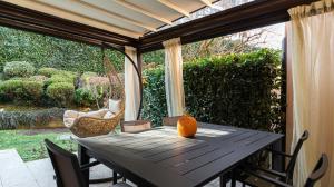 una mesa con una calabaza sentada en un patio en Italianway - Villa Donatori, en Lesmo