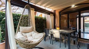 um alpendre com uma rede de descanso, uma mesa e cadeiras em Italianway - Villa Donatori em Lesmo
