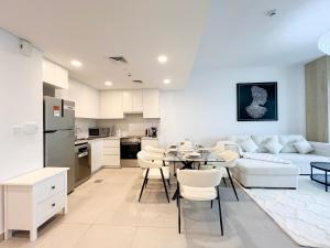 Cozy 1BR Retreat, Asayel 3 Madinat Jumeirah Living - 81AB0 في دبي: غرفة معيشة مع أريكة بيضاء وطاولة