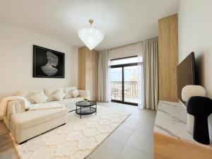 a living room with a couch and a tv at Cozy 1BR Retreat, Asayel 3 Madinat Jumeirah Living - 81AB0 in Dubai