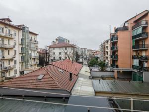 una vista sul tetto di una città di Frejus Location a Torino