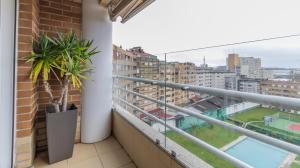 uma varanda com vista para a cidade em Magnificent Matosinhos Sul Apartment by Unique Hosts em Matosinhos