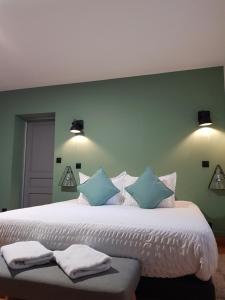 Ein Bett oder Betten in einem Zimmer der Unterkunft chambres et gites d'étretat
