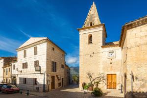 an old building with a tower and a church at Duplex Can Roses in Moscari