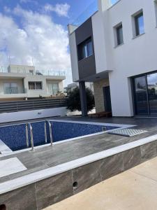 Bazén v ubytování Diogenous Luxury Villas nebo v jeho okolí