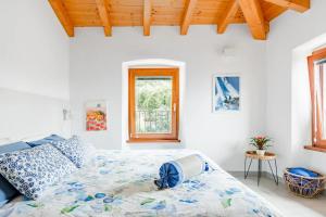 um quarto com uma cama grande num quarto em Ca de l'Angelon em Brenzone sul Garda