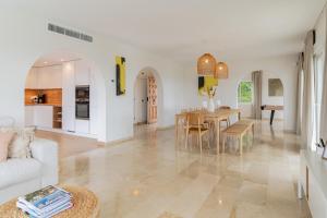 ein Wohnzimmer und ein Esszimmer mit einem Tisch in der Unterkunft 2421 Villa Joya de Guadalupe in Manilva