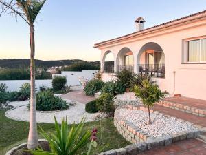 ein Haus mit einer Palme im Hof in der Unterkunft 2421 Villa Joya de Guadalupe in Manilva