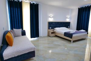 Postel nebo postele na pokoji v ubytování Hotel Vathi