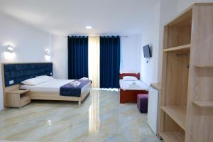 Postel nebo postele na pokoji v ubytování Hotel Vathi