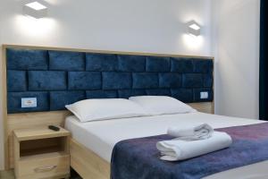 Postel nebo postele na pokoji v ubytování Hotel Vathi
