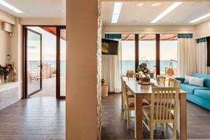 comedor y sala de estar con mesa de comedor en Seaside Summer Bliss - Aurora Luxury Pool Paradise, en Petalidi