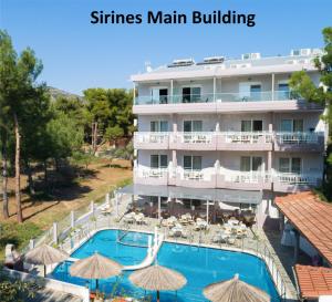 une image d'un hôtel avec une piscine dans l'établissement Hotel Sirines Complex, à Potos