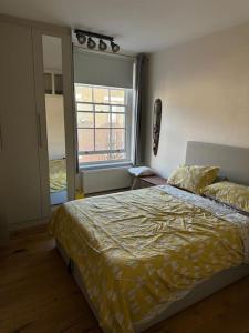מיטה או מיטות בחדר ב-Beautiful and spacious flat in Central Shoreditch