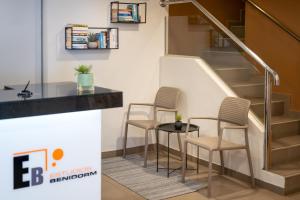 een trap met drie stoelen en een tafel bij 2Sleep - Estudios Benidorm in Benidorm