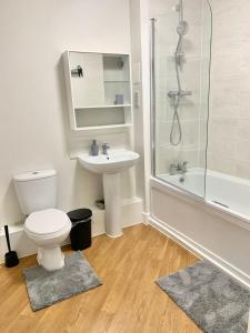 a bathroom with a toilet and a sink and a shower at Dagenham 1 bed flat with views in Goodmayes