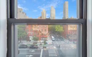 een raam met uitzicht op een stadsstraat bij 89-3FS Newly Furnished 2br 1bath UES in New York