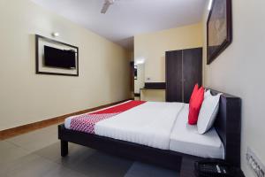 Tempat tidur dalam kamar di OYO 24408 Nirmala Guest House