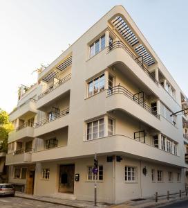 un immeuble d'appartements avec balcons sur une rue dans l'établissement The Met by Zoia Living, à Athènes