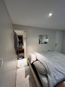 Giường trong phòng chung tại Appartement accès indépendant Mi-sol de maison