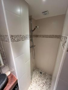 Phòng tắm tại Appartement accès indépendant Mi-sol de maison