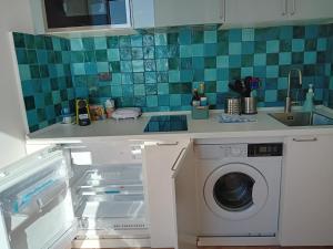 een keuken met een wasmachine en een wastafel bij Raggio di Luna in Manarola