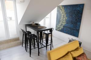 a black table and chairs in a living room at Tings Lisbon in Lisbon
