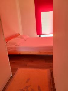- une petite chambre avec un lit et une fenêtre dans l'établissement Antalya villa, à Kemerağzı