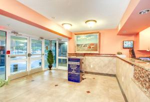 Fuajee või vastuvõtt majutusasutuses 2BR Condo with Ocean View +36 fotot