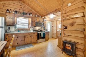 Nhà bếp/bếp nhỏ tại Secluded Family Retreat in Dahlonega with Hot Tub!