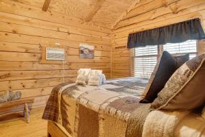 Giường trong phòng chung tại Secluded Family Retreat in Dahlonega with Hot Tub!